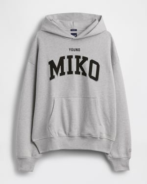 ギャップが26年スプリングキャンペーンに「ヤング・ミコ」を起用　アーティスト名をあしらった限定フーディー発売