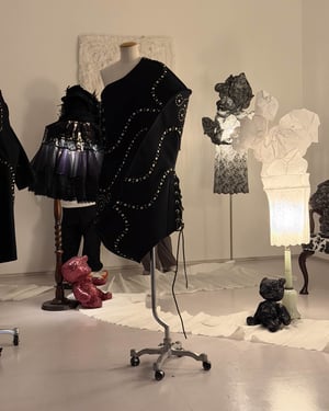 今の時代における「脱構築」は何に向けられているのか、「ジュンワイ」が呼び起こす“意味以前の身体”