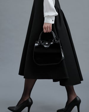 ポーターが新作ハンドバッグ発売　女性の社会進出のシンボル「バスガール」から着想