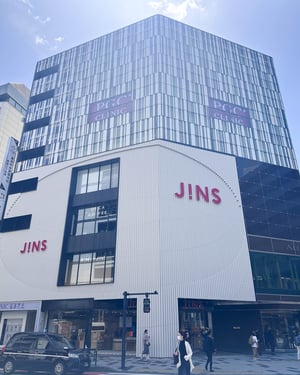 ジンズが屈折率1.76の極薄レンズを一時販売停止　中東情勢との関連性はなし