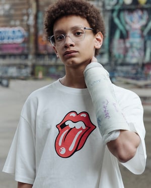 フラグスタフ × ローリング・ストーンズ　「リップス＆タン」をあしらったTシャツを発売