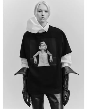 サカイがデボラ・ハリーをプリントしたTシャツ発売　ロバート・メイプルソープが撮影