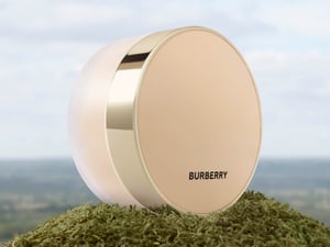「バーバリー ビューティ」から新フェイスパウダー　湿度や熱に対応するウェザープロテクション搭載