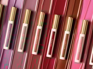 【2026年夏コスメ】グッチ ビューティ：みずみずしいツヤめきを放つ新感覚リップティント