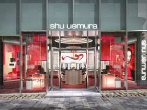「シュウ ウエムラ」が再び表参道にオープン　“赤”を基調とした新ブティック