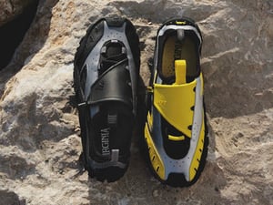 アディダス × ファレル、アドベンチャー ウォーター モックがベースのシューズ発売