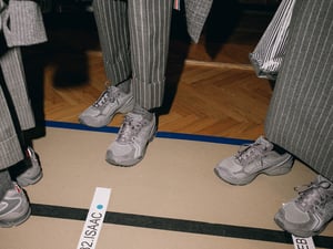 トム ブラウンがアシックスと初コラボ　「ゲルカヤノ14」をベースにしたスニーカー発売