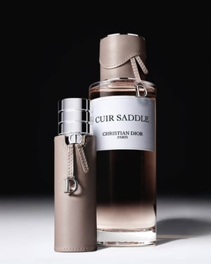 ディオール「ラ コレクシオン プリヴェ」からレザーの香りの新作　サドルバッグに着想