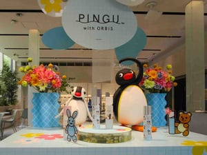 オルビスがピングーとのコラボイベントを表参道で開催　限定デザインの化粧水など販売