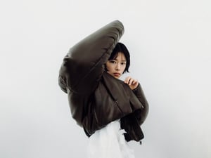 杉咲花が纏う「タトラス」　メンズアイテムが描く新しい輪郭