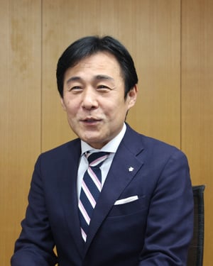 デサントアパレル新社長に元専務 塔筋祥平氏が就任　水沢ダウン工場のトップを兼任