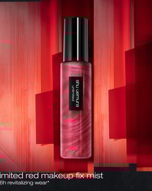 シュウ ウエムラから新フィックスミストが登場　“赤”の力で明るい肌印象へ