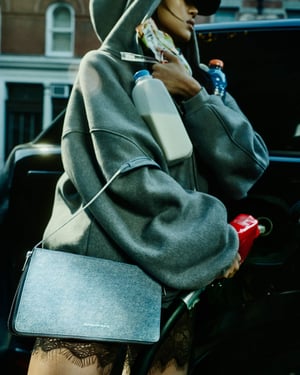 アレキサンダーワンが新作バッグ「サイレン」を発売、ジッパーで全体を縁取ったアイコニックなデザイン