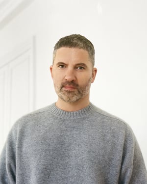 カルヴェン、デザインディレクターのマーク・トーマスが退任