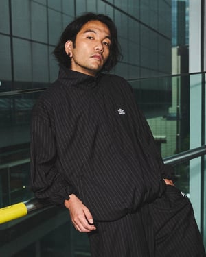 オープニングアクト × アンブロ、トラックパンツやリバーシブルジャケットなど3型を発売