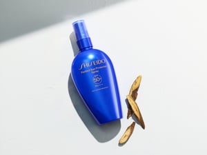 SHISEIDOがスプレータイプの日焼け止め発売　肌にも髪にも使用可能
