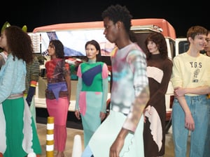 西新宿の街のような“誰にでも開かれた場”としての服⎯⎯「コトハヨコザワ」が体現する、ファッションのポジティブな力