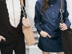 ディオールがジョナサン・アンダーソンによる新作バッグを発売　「Dior」ロゴストラップ付き