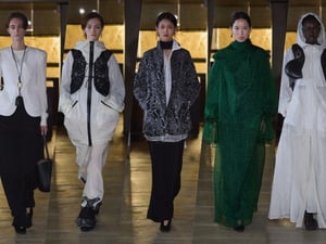 “今”の記憶をまとう——「マメ クロゴウチ」が描く2026年秋冬