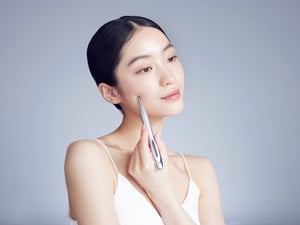 固まりがちな筋膜にアプローチ　サロニアからペン型美顔器が登場