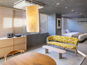 白井屋ホテル、ミナ ペルホネン監修客室のグッズ付き宿泊プランを発売　「タンバリン」柄のノートブックが付属