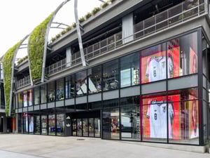 アディダスが「レイヤード ミヤシタパーク」の旗艦店をリニューアル　日本初の会員専用カウンターを導入