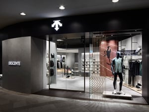 デサントが大阪・南船場の新商業施設「クオーツ心斎橋」に直営店をオープン　水沢ダウンなど販売