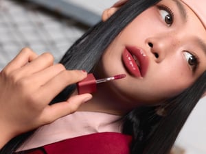 「3CE」に三角デザインのリップティント　クリアなツヤと発色が叶う