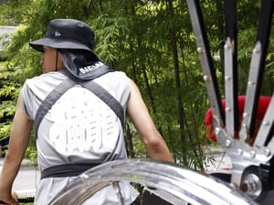 人力車の俥夫に暑熱対策　ニューエラが「福ろう屋」にサンシェードタイプの帽子を提供