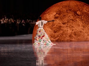【コラム】SNSマーケ、デザイナー交代劇　ファッションショーは誰のためのものか