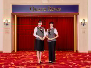 チャコットが宝塚歌劇オフィシャルショップの制服をデザイン　全面リニューアルは約12年ぶり