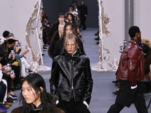 破壊から美へ 「サカイ」が解き放つ自由の精神