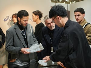 「アシックスウォーキング」がピッティ初出展、フォーマルかつカジュアルなスタイル提案