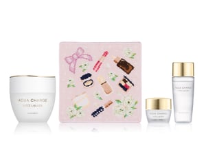 「エスティ ローダー」がフェイラーとコラボ　ハンカチ付きセットを発売