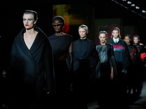 光と闇の緊張感が描く「バレンシアガ」2026年ウィンター