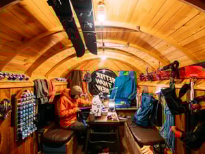 パタゴニアが全国7ヶ所のスキー場で修理ツアー開催　自社古着の販売も実施