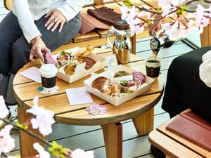 スターバックスがロースタリー 東京で桜シーズン限定のテラス予約プランを開始　夜にはアルコール提供