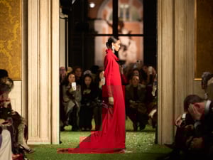 永遠の都で受け継がれる「ヴァレンティノ」　亡きガラヴァーニとミケーレの美しき干渉