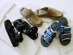 デンハムがスイコックと初コラボ　快適な履き心地を追求したサンダル3型を発売