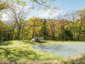 スノーピークが群馬・赤城山にキャンプフィールドを開業　多様な滞在スタイルに対応したサイト構成に