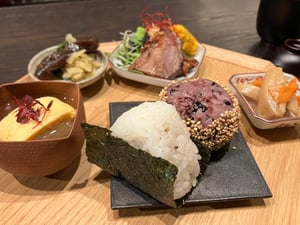 原宿で楽しめる編集部のリアルランチ　「THE FRAME」のおにぎり定食