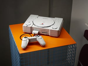レゴ®が初代プレステをほぼ実寸で忠実再現、「サルゲッチュ」など名作のジオラマも