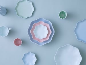 CFCLが伊万里鍋島焼の窯元・畑萬陶苑と協業、テーブルウェアコレクションを発売　フラワーベースなど8型