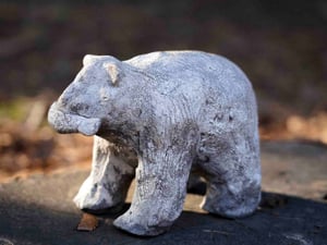 NTNと陶芸家・山田隆太郎がコラボ　高台皿や木彫りの熊を陶器で表現したオブジェなど4型を制作