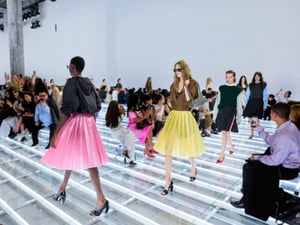制約することで自由を模索する、「プラダ」がスカートに探る可能性