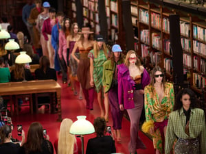 アレッサンドロ・ミケーレが語る「服の力」　ヴァレンティノがパリの図書館でショー