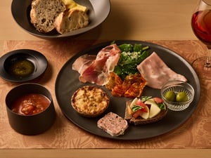 スタバからホリデーディナーセットが登場、フードとカクテルを楽しめる「アリビアーモ™ バー アペリチェーナ」