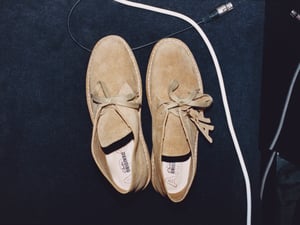 A.P.C.がクラークス オリジナルズとコラボ、デザートブーツとウィーバーを発売