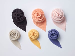 オム プリッセ イッセイ ミヤケが新作スカーフを発売　イタリアの「前菜」から着想