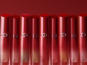 「アルマーニ ビューティ」定番リップの新作が登場　ツヤからブラーマットに質感が変化